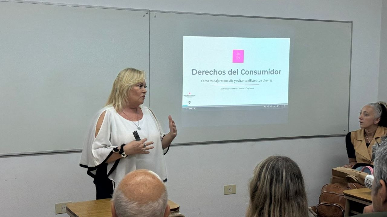 Capacitación sobre derechos del consumidor dictada por el equipo